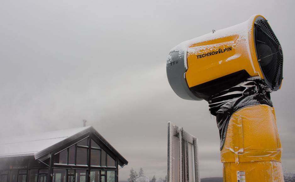 En gul sn&oslash;kanon produserer sn&oslash; foran Skimore Oslos bes&oslash;kssenter.