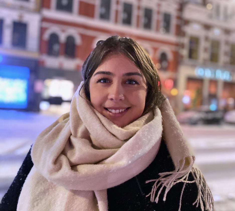 Bildet viser et portrettbilde av Guro Ellevseth. Hun har et stort, hvitt skjerf knyttet rundt halsen, og en svart jakke p&aring; seg. H&aring;ret hennes er brunt, og har noen sn&oslash;flak hengende fast. Hun smiler til kameraet. 