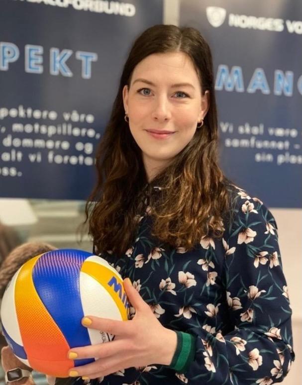 Guro R&oslash;en som holder en volleyball.