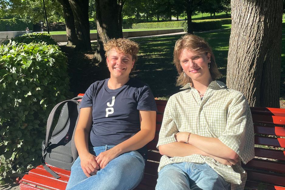 Henrik Torsteinsen og Adrian Aar&oslash;e Holten p&aring; en benk i Oslo