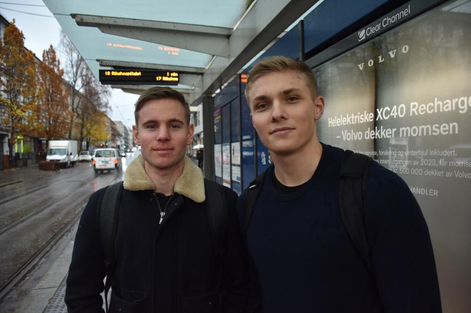 gutter som st&aring;r p&aring; trikkestopp