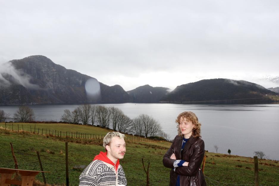 To aksjonister st&aring;r ved f&oslash;rdefjorden