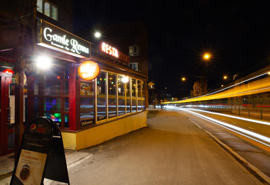 Gamle renna fotografert p&aring; kvelden. Man kan se bilene som suser forbi.