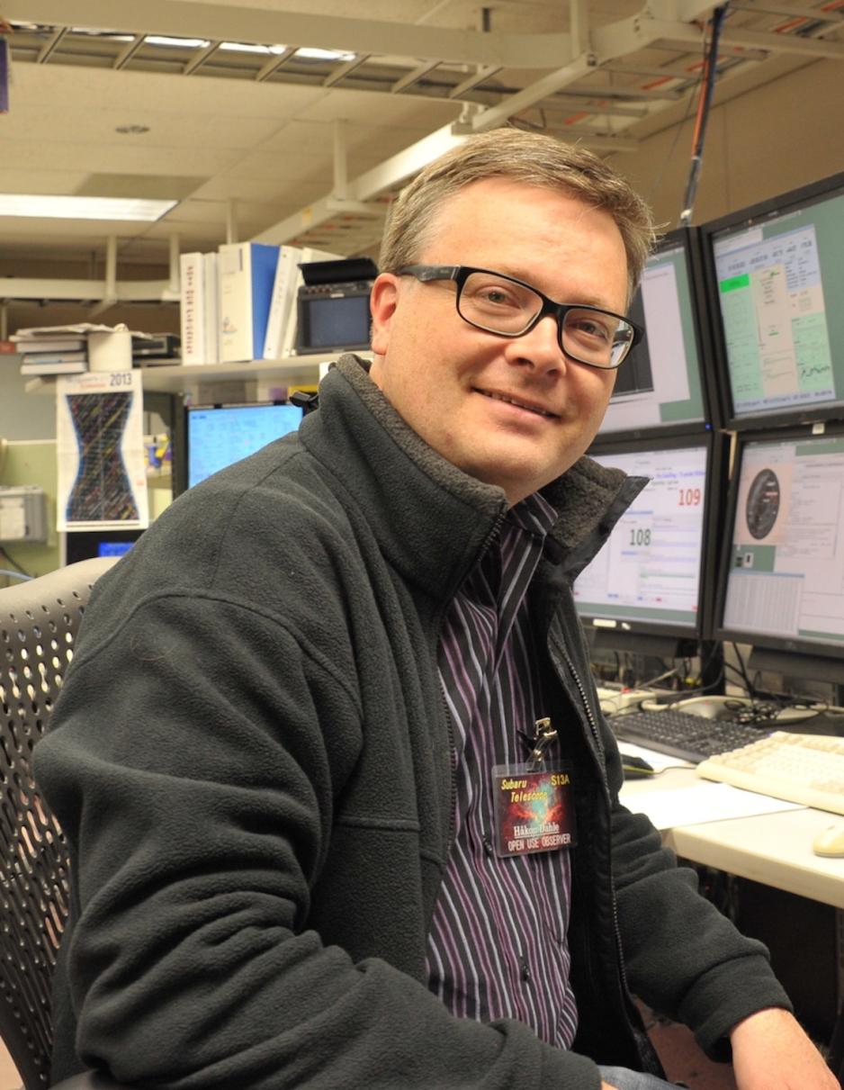 Astronom H&aring;kon Dahle sitter p&aring; kontoret