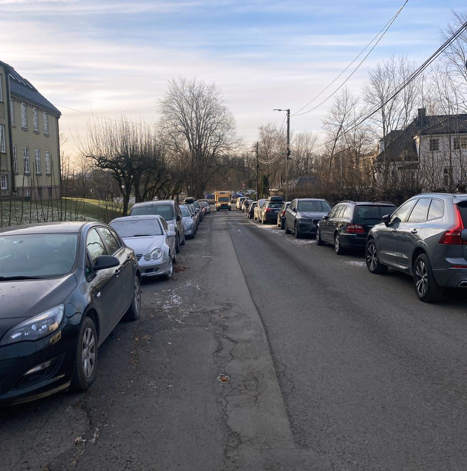 Gate med biler parkert p&aring; begge sider. 