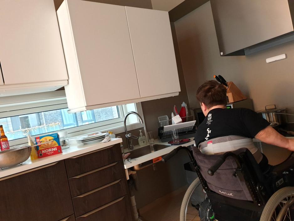 H&aring;kon Bjar i rullestol p&aring; kj&oslash;kkenet.