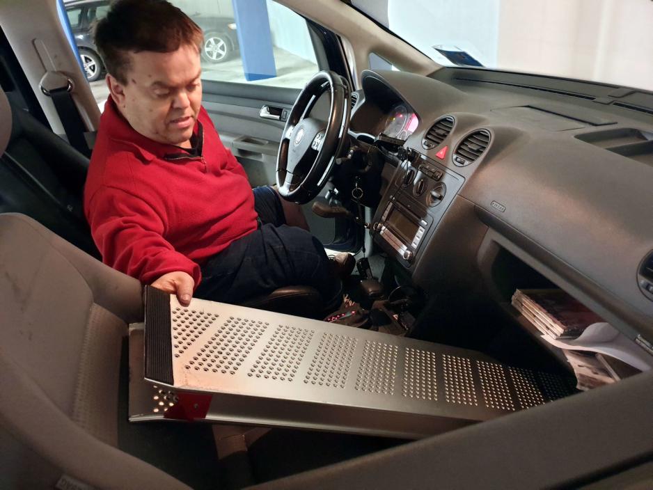 H&aring;kon Bjar sitter i sin egen bil og holder p&aring; en rampe som brukes til &aring; komme seg opp trapper. 