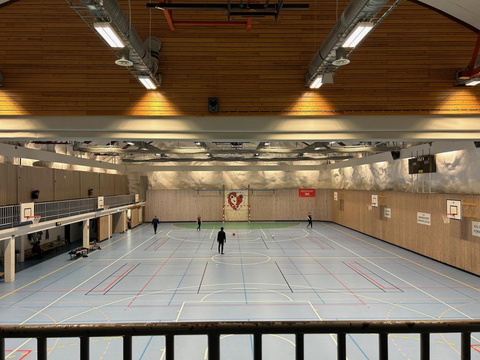 Her brytes ungdommene seg inn for &aring; spille fotball og basketball i helgene