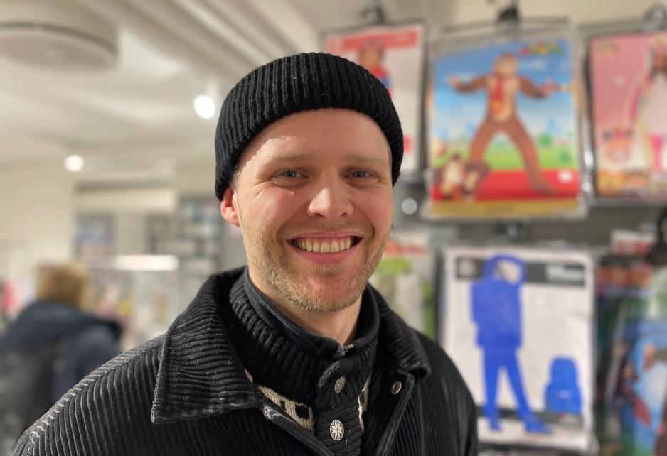 H&aring;vard Moe i en kostymebutikk