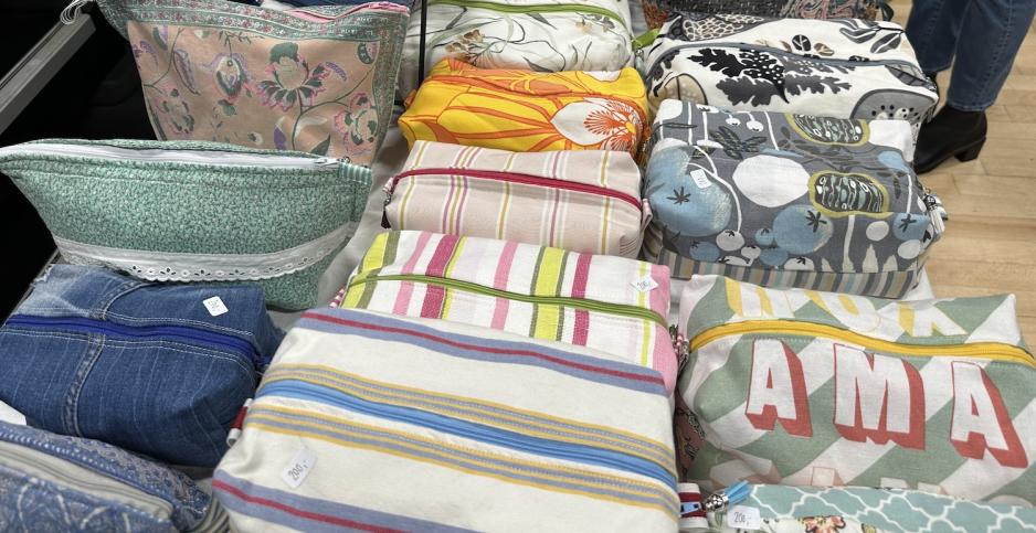 H&aring;ndlagde toalettmapper i ulike farger og fasonger