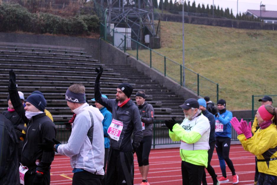 L&oslash;pere rekker opp h&aring;nden