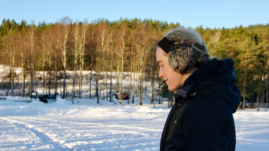 jente p&aring; isen p&aring; sognsvann med isbadere