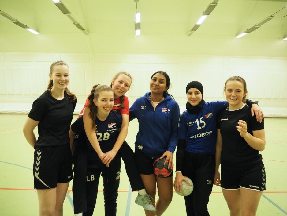 Gruppebilde med h&aring;ndballjenter.