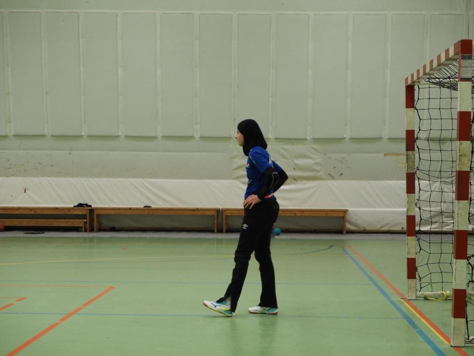 Jente st&aring;r foran m&aring;l.