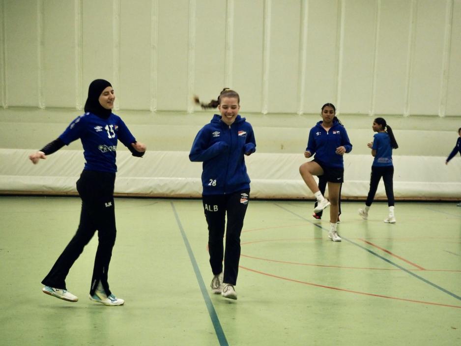 Jenter som ler mens de l&oslash;per mot kameraet.