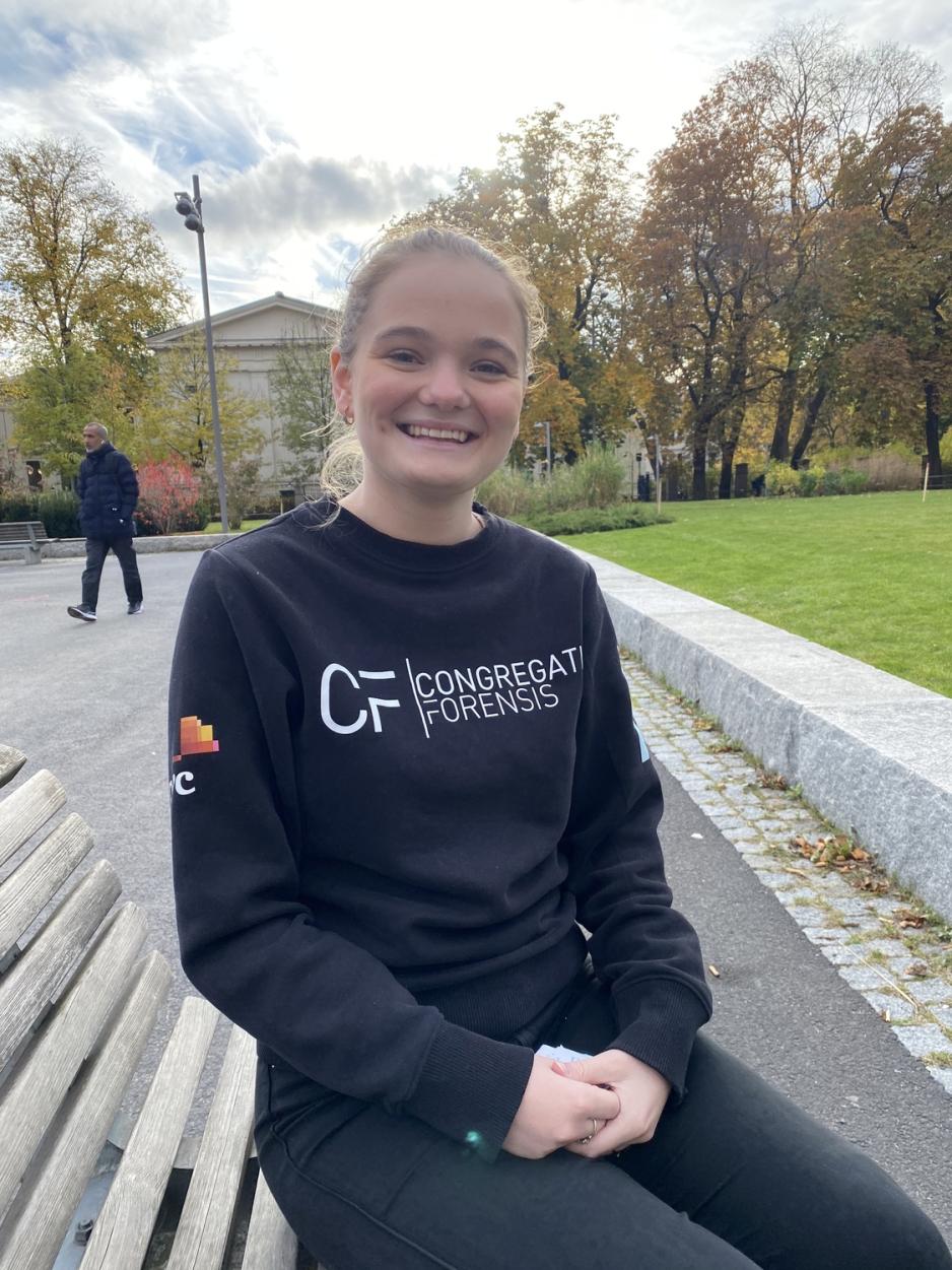 Hedvig Ramm-Pettersen sitter smilende p&aring; en benk