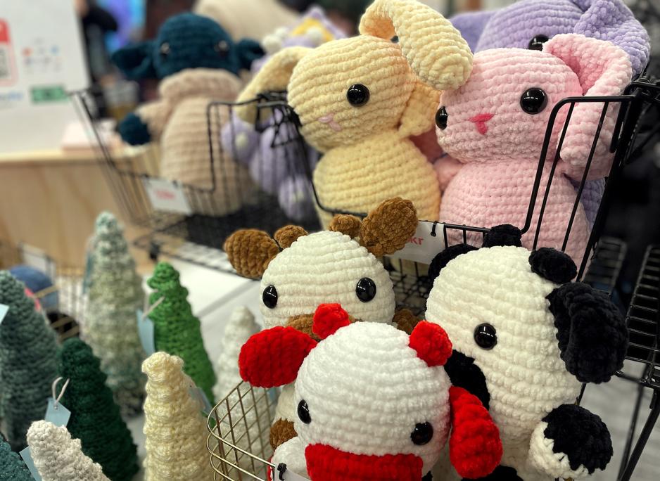 Bildet viser b&aring;de julepynt og heklede dyr i mange farger. Bildet er tatt fra S&oslash;ndagsmarkedet i Ingensgate og Hekle Per sitt bord. 