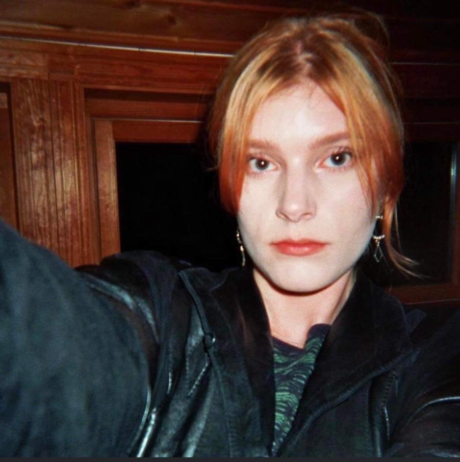 R&oslash;dh&aring;ret jente poserer i kameraet. Selfie. 