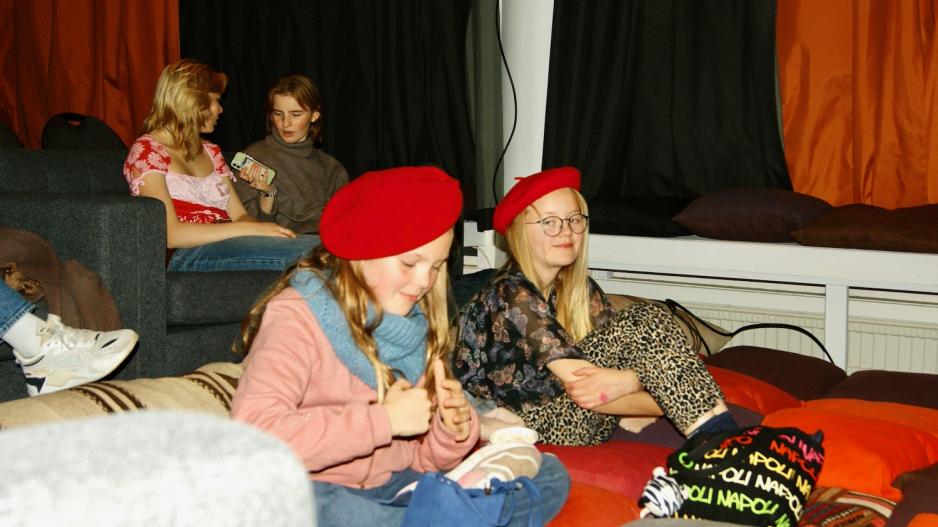 To jenter med r&oslash;d beret klare for kino