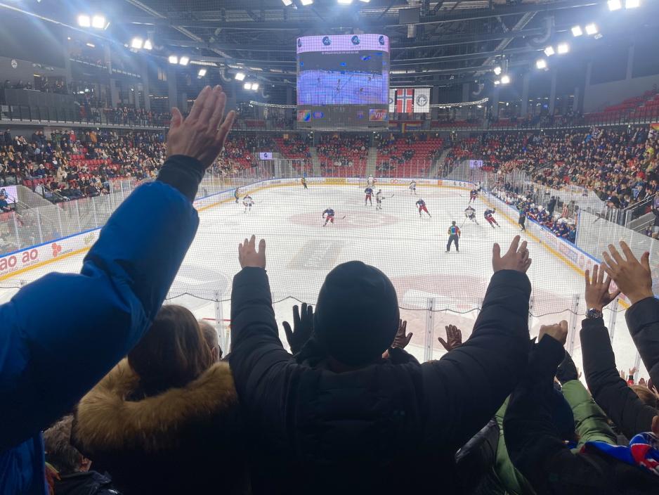 Tilskuere har hendene i v&aelig;ret.