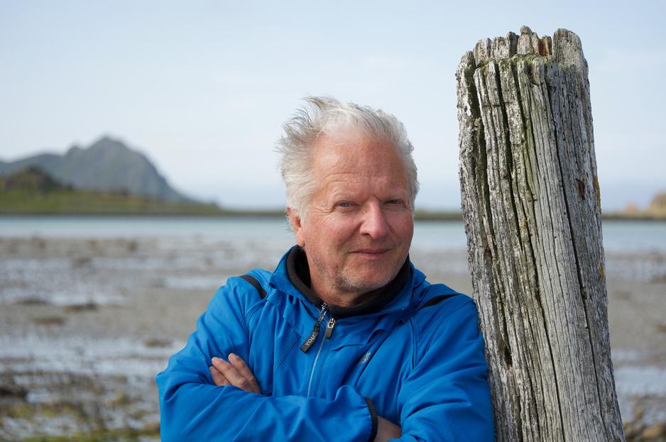 Mann med bl&aring; jakke mot stubbe