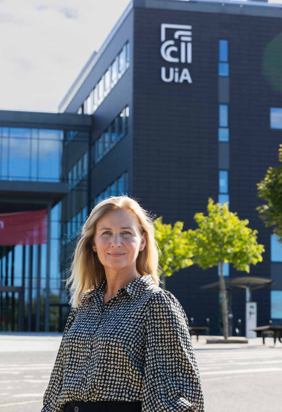 Kvinne st&aring;r foran UiA