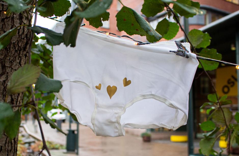 En hvit truse med hjerter p&aring;. 