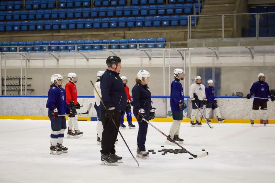 Bildet viser Susanne Strand og Daniel Ottesen p&aring; isen under treningen