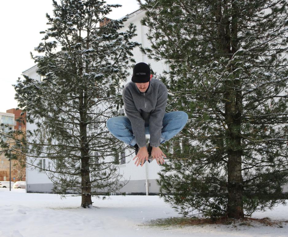 Lars &Aring;ge Stavran hopper h&oslash;yt med beina sammen, og er nesten i lotusstilling i luften. 