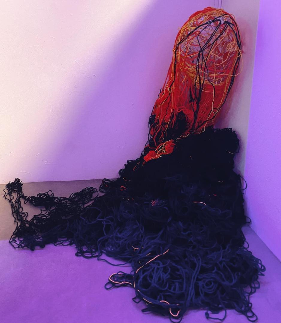 En klump p&aring; bakken liggende med svarte og oransje farge. 