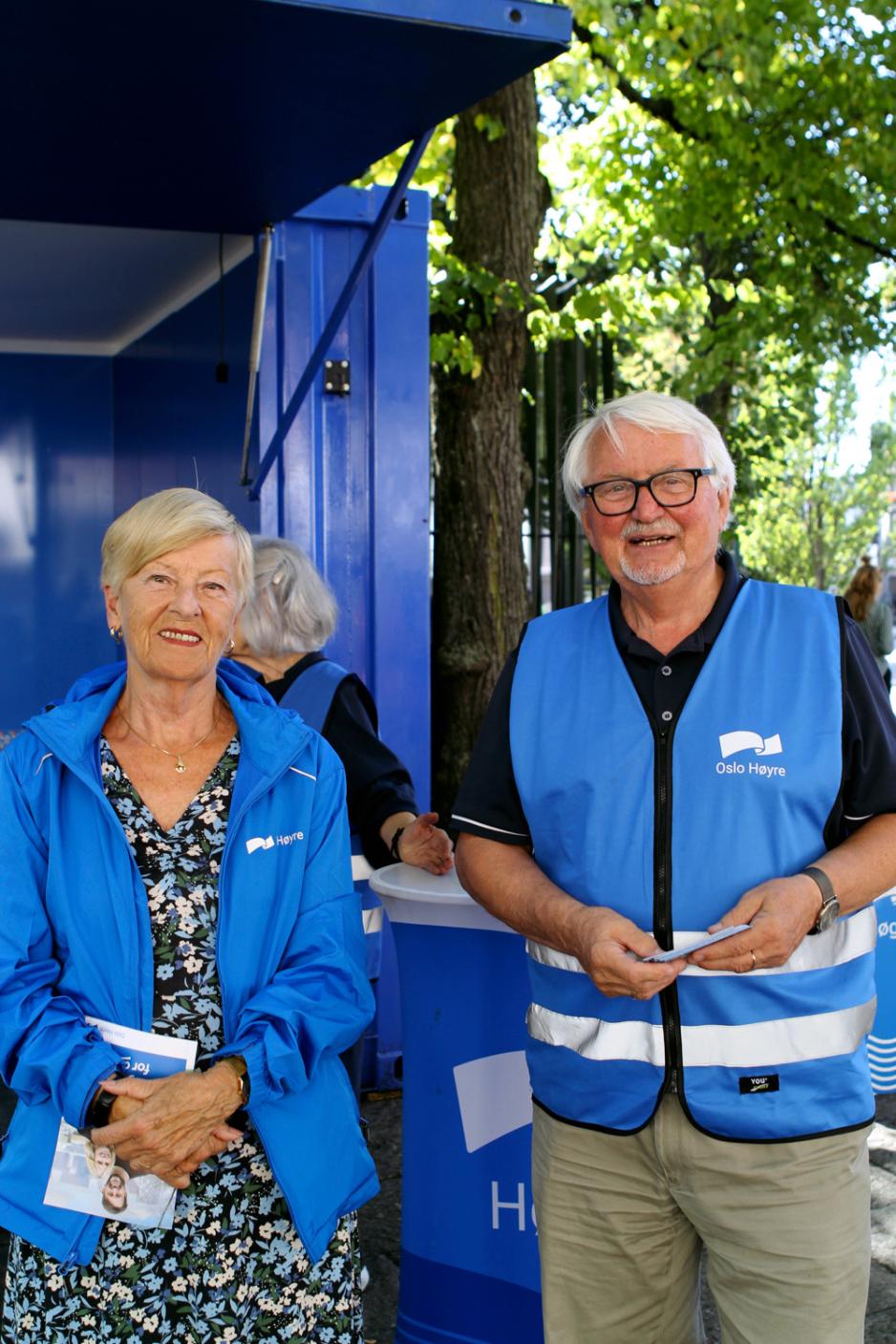 Olav Stene og Brit Andreassen foran valgboden til H&oslash;yre.