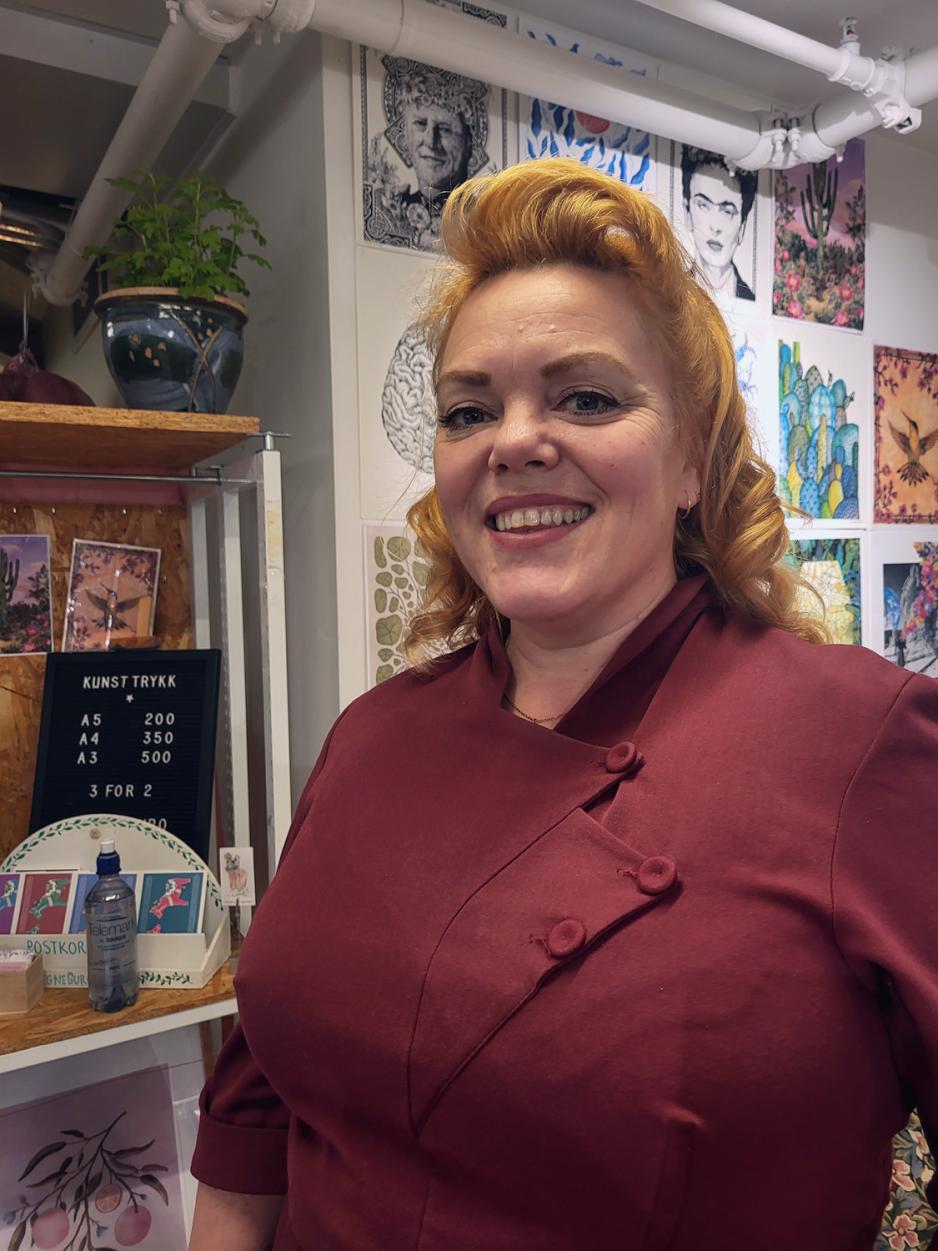 Guri Hummelsund, produksjonssjef i Nydalen Fabrikker AS, avbildet i sin pop-up-butikk i Torgbygget p&aring; Nydalen.