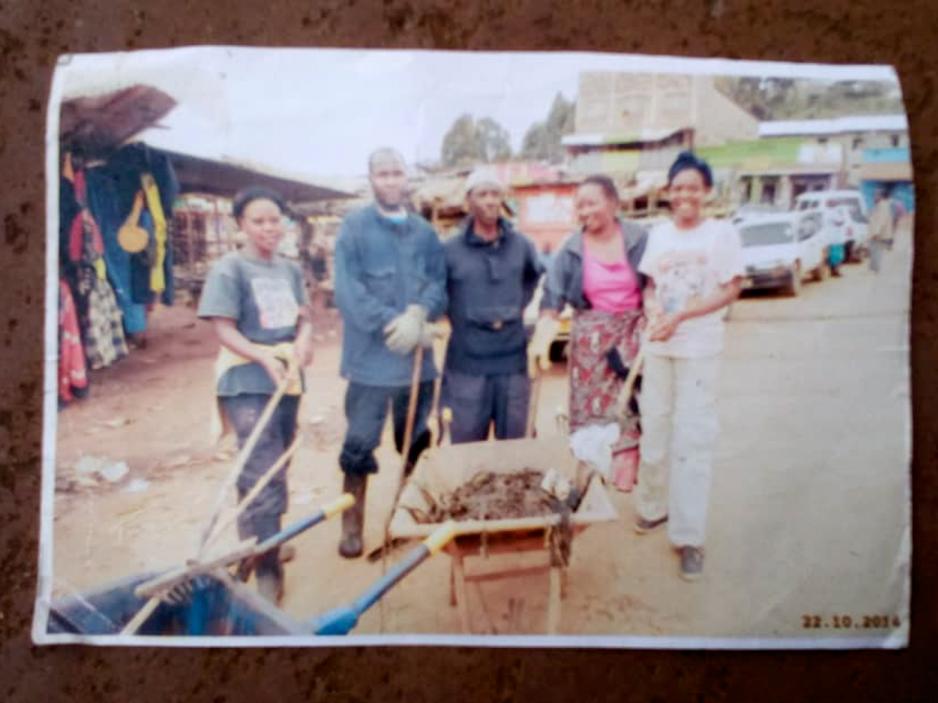 Bilde av Tom Malaba p&aring; et marked i Kenya.