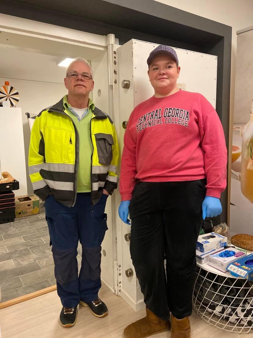 Ib og Marcus fra gr&oslash;nnsaksutdelingen