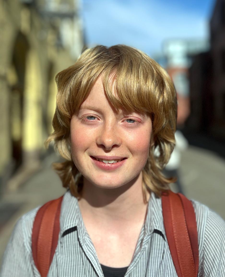 Portrettbilde av f&oslash;rstegangsvelger Iben Br&aelig;ck-Romsloe (17) utafor elvebakken VGS.