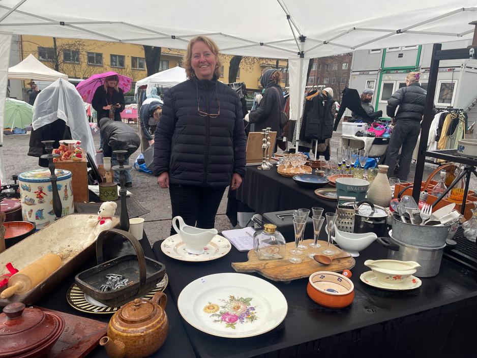 Bildet viser ida s&oslash;nju som selger bruktvarer