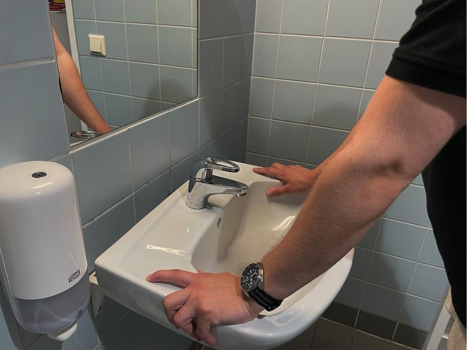 Gutt ser seg i speilet, man ser bare halve kroppen