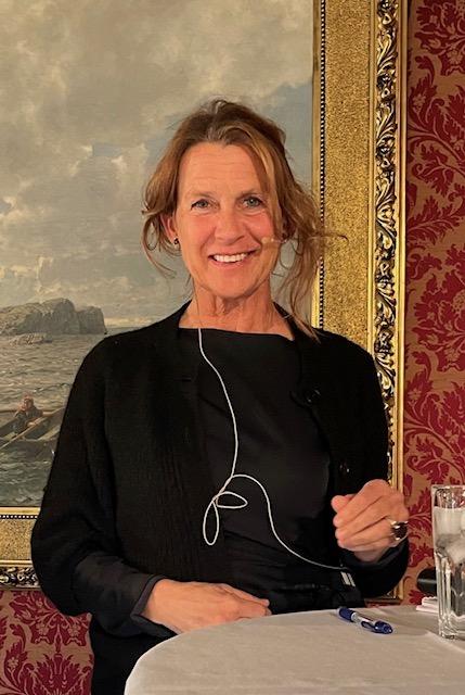 Forsker med mikrofon p&aring; kinnet