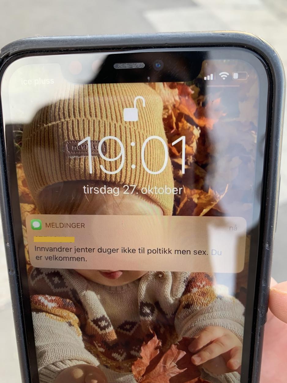 Varin Hiwa fikk en melding hvor det st&aring;r "Innvandrerjenter duger ikke til politikk, men sex. Du er velkommen" 