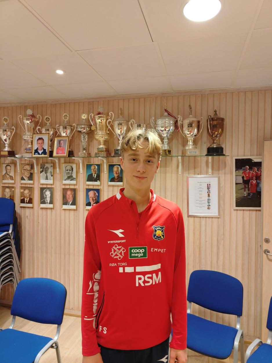Fredrik Smerud st&aring;r foran pokaler
