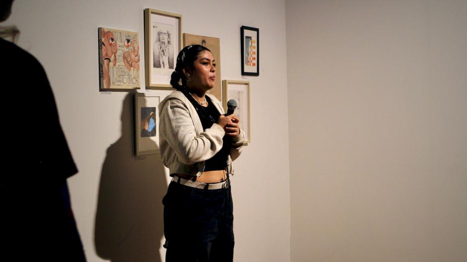 Sara Miccaela inne p&aring; Gamle Munch som viser fram kunsten sin.