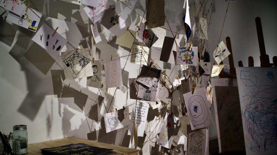 Gamle Munch, bilder og papir som henger i tr&aring;der