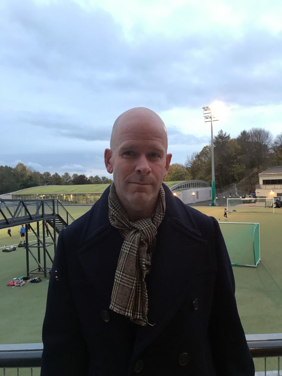 Elias Christensen, leiar i Oslo Sk&oslash;iteklubb, framfor nye Sonja Henie ishall. Foto: Tuva Bull Hjeltnes