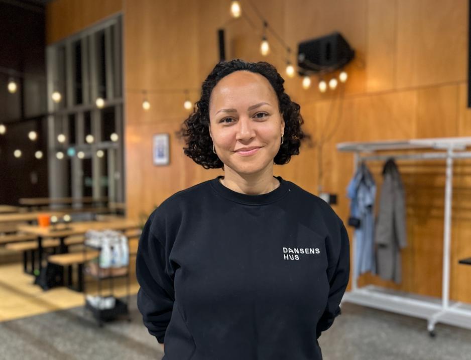 Zez&eacute; Kolstad st&aring;r utenfor lokalet hvor forestillingen skal v&aelig;re.