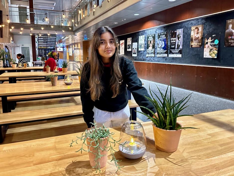 Sujani Sutharsan pynter bordene utenfor lokalet forestillingen skal v&aelig;re.