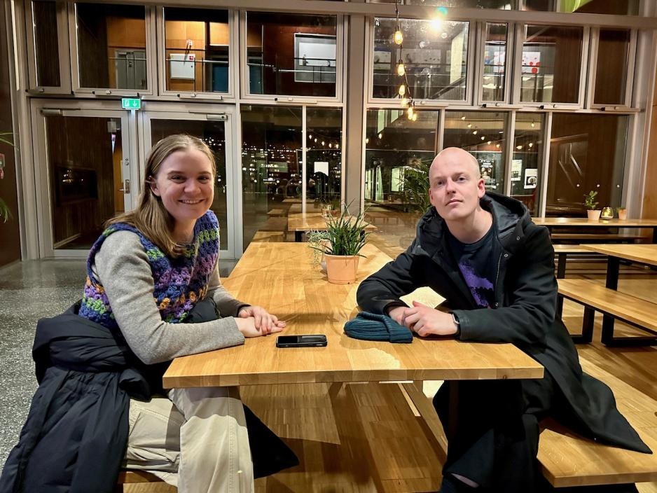 Marikken Omvik og Vincent Engebretsen sitter og venter p&aring; &aring; f&aring; g&aring; inn i lokalet der forestillingen skal v&aelig;re.