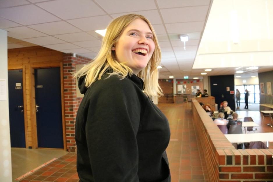 Vera Heide smilende i gangen p&aring; Stange videreg&aring;ende skole.