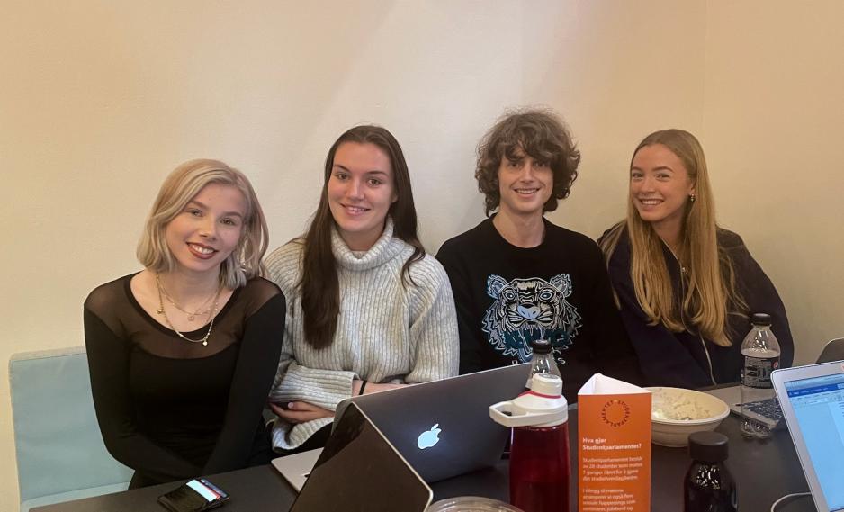 Amalie Monsen, Mina Oline Gj&oslash;rsli, Noah Moqvist og Olivia Andresen Finstad sitter sammen