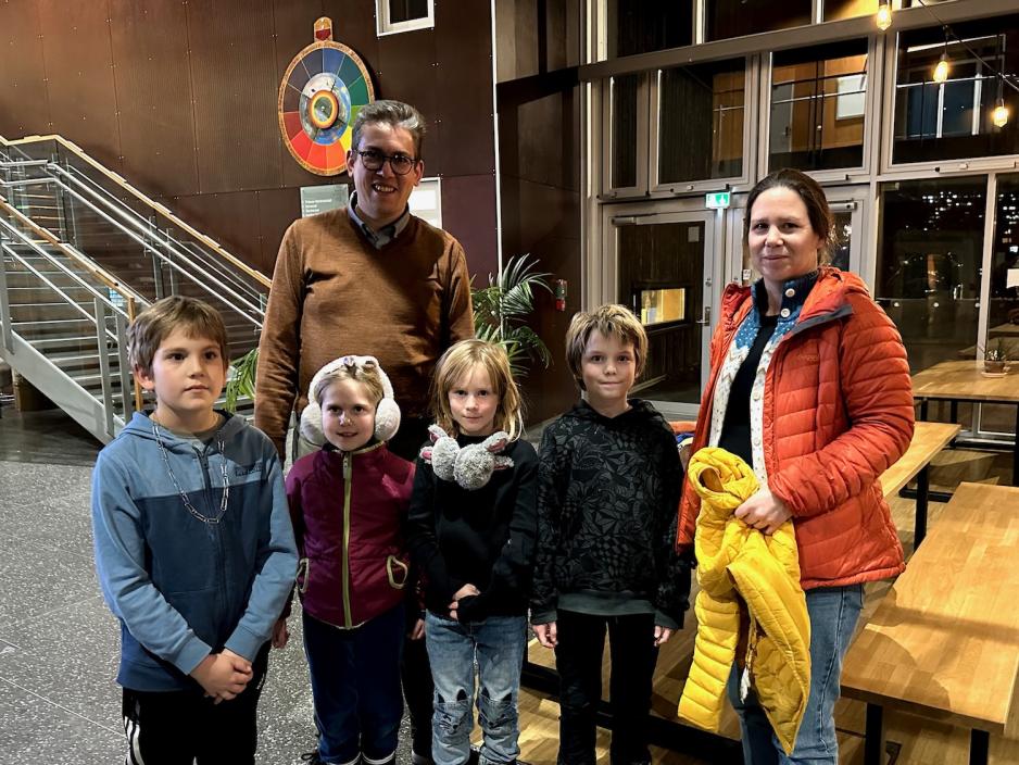 To familier st&aring;r samlet utenfor lokalet hvor forestillingen ble arrangert. 