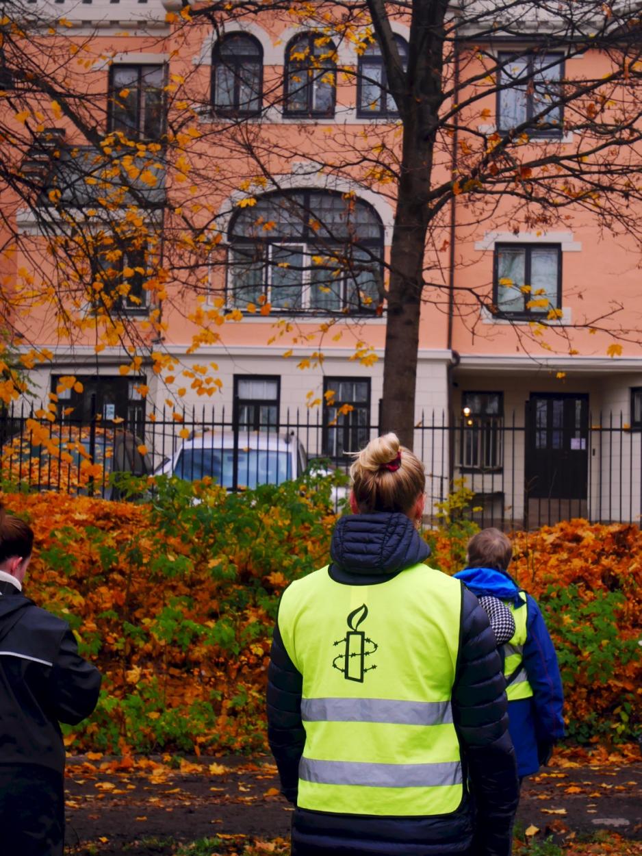 Amnesty-ansatt p&aring; demonstrasjon